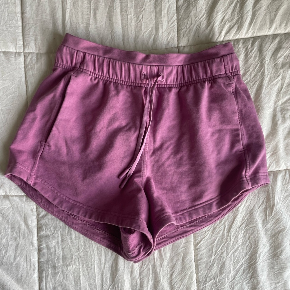 Lululemon inner glow size 4